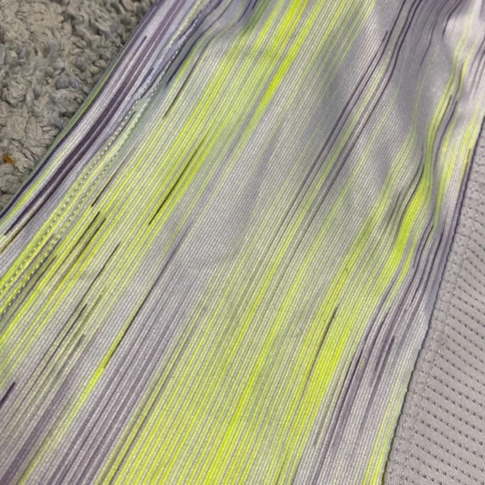 Woman's Nike‎ top